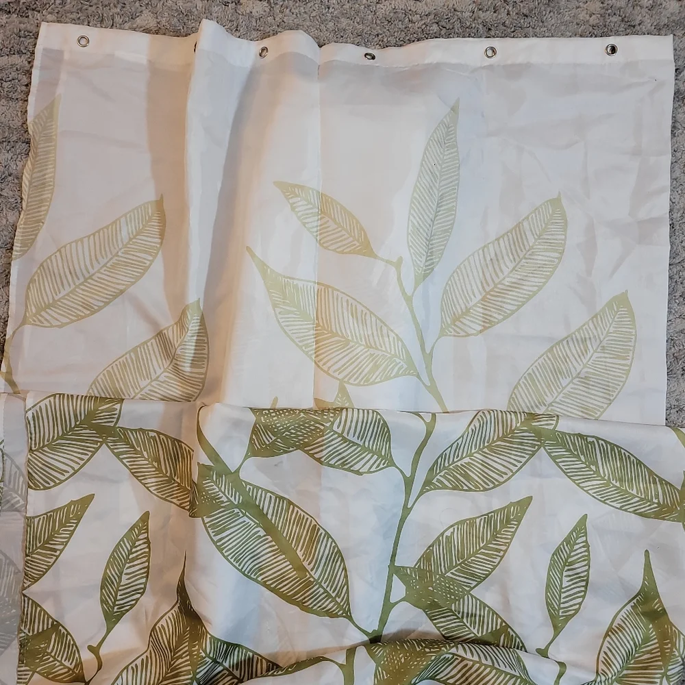 2 Fsbric shower courtains. Withe and green.